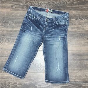 Buckle capris